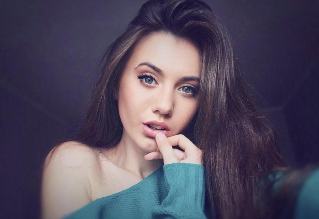 Webcam chat profile for Re3gina: Ask about my Hobbies