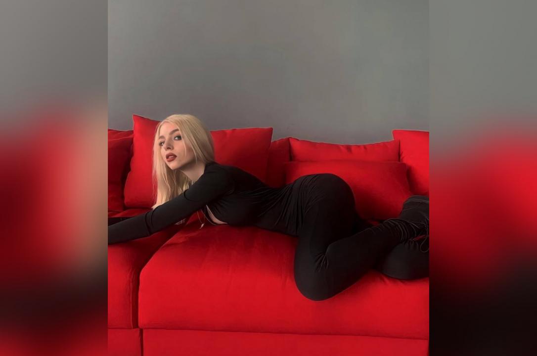 Webcam chat profile for AmeliaFit: Legs, feet & shoes