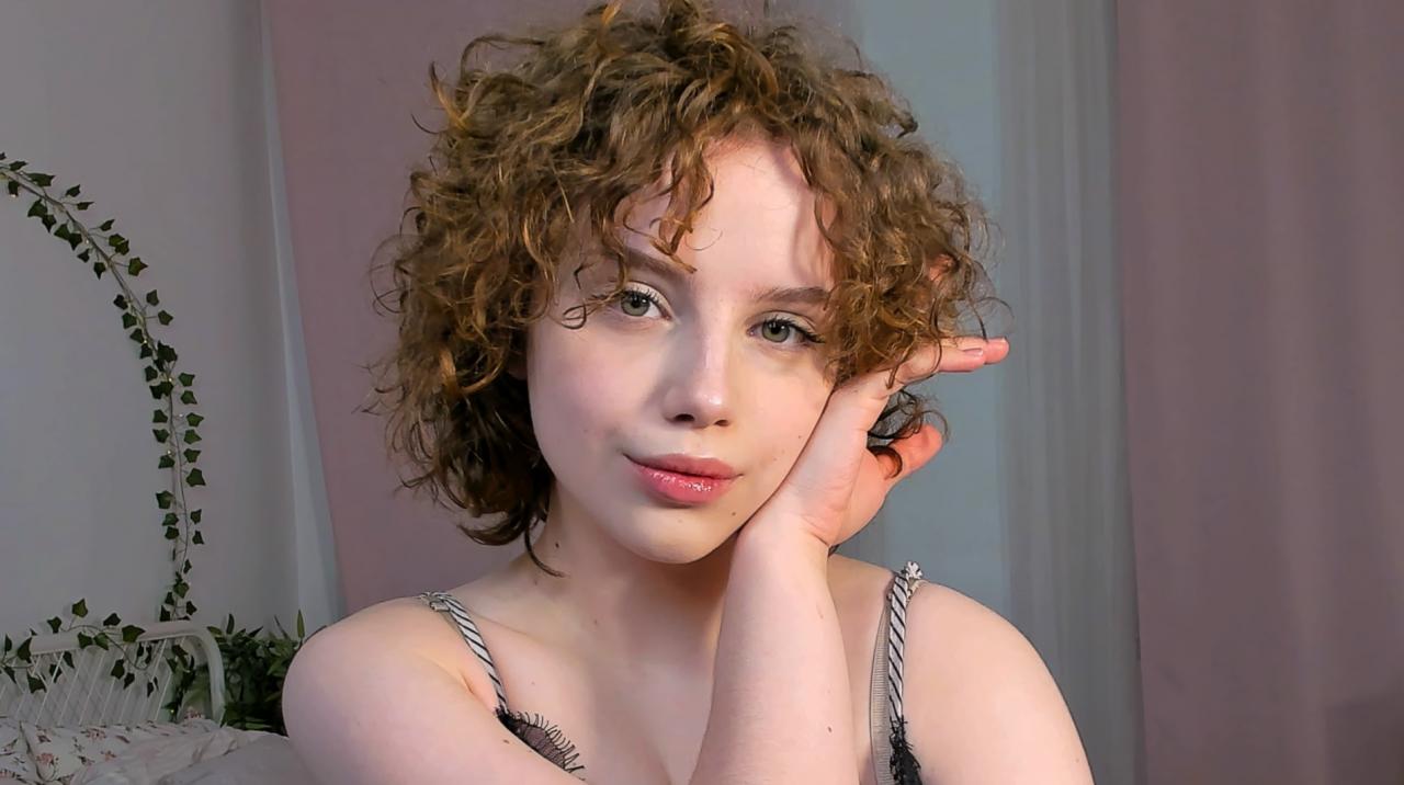 Webcam chat profile for GabiAddams: Legs, feet & shoes