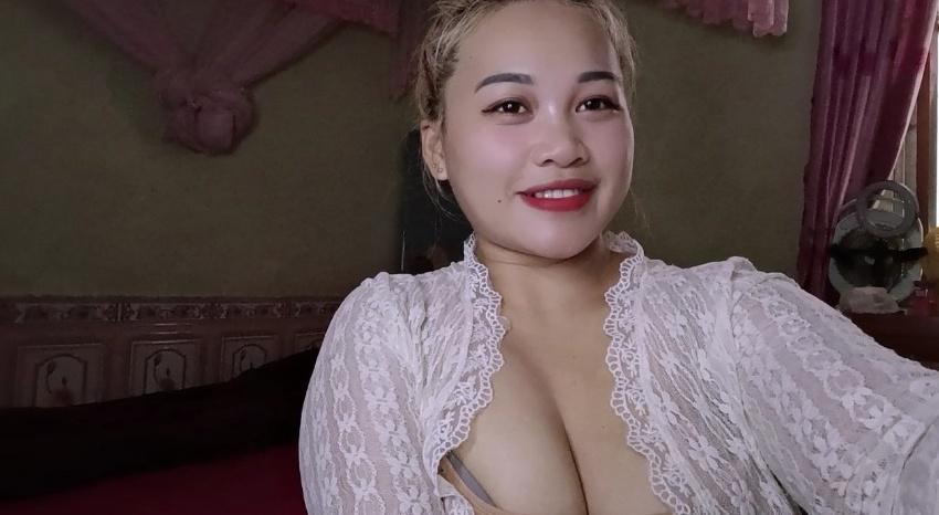 Webcam chat profile for NikkiBella: Humor