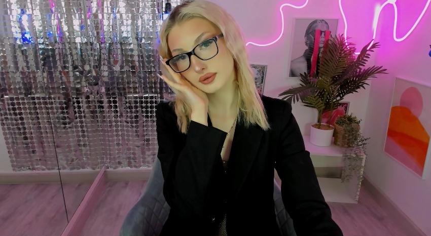 Webcam chat profile for AnoraQueen: Legs, feet & shoes