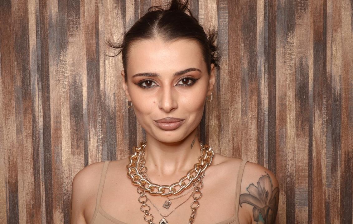 Webcam chat profile for VenusinNylons: Legs, feet & shoes