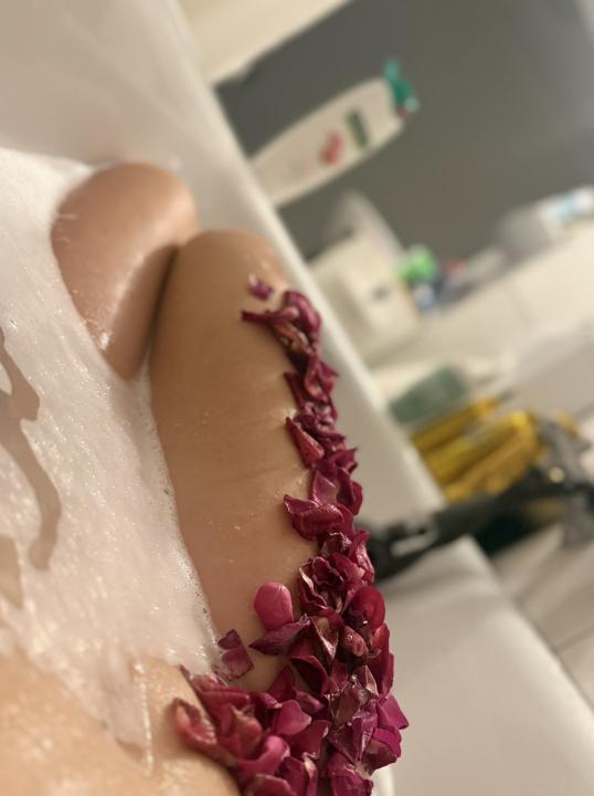 Webcam chat profile for SweetBantik: Nails