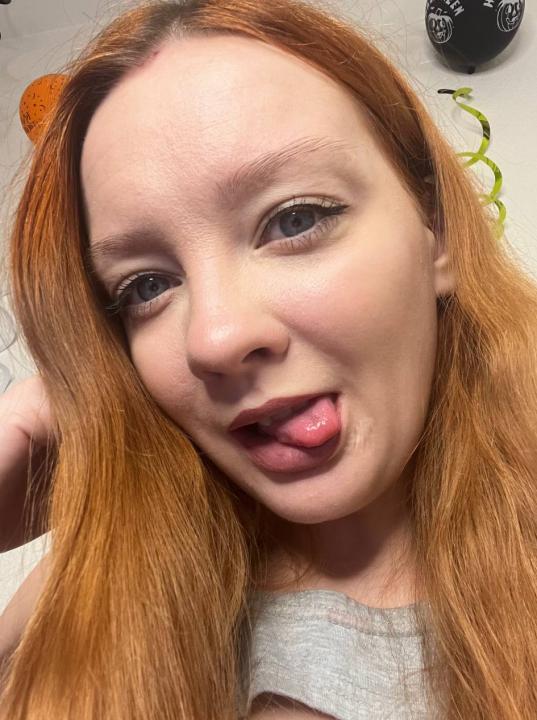 Webcam chat profile for SunShune: Legs, feet & shoes