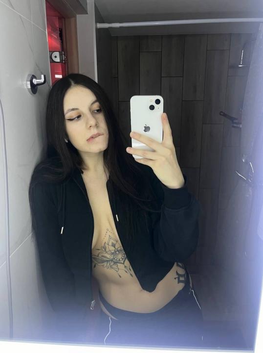 Webcam chat profile for KellyWoods: Leather