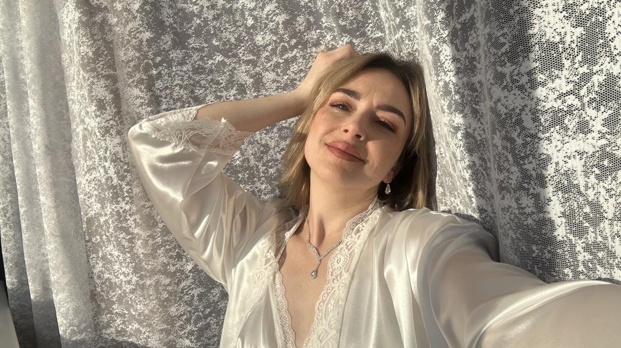 Webcam chat profile for CharmingVixen: Dancing