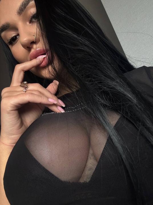 Webcam chat profile for BellaFitt: Outfits