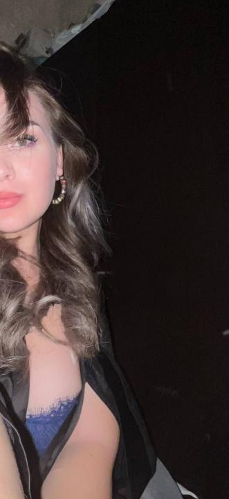 Webcam chat profile for Oliviya: Legs, feet & shoes