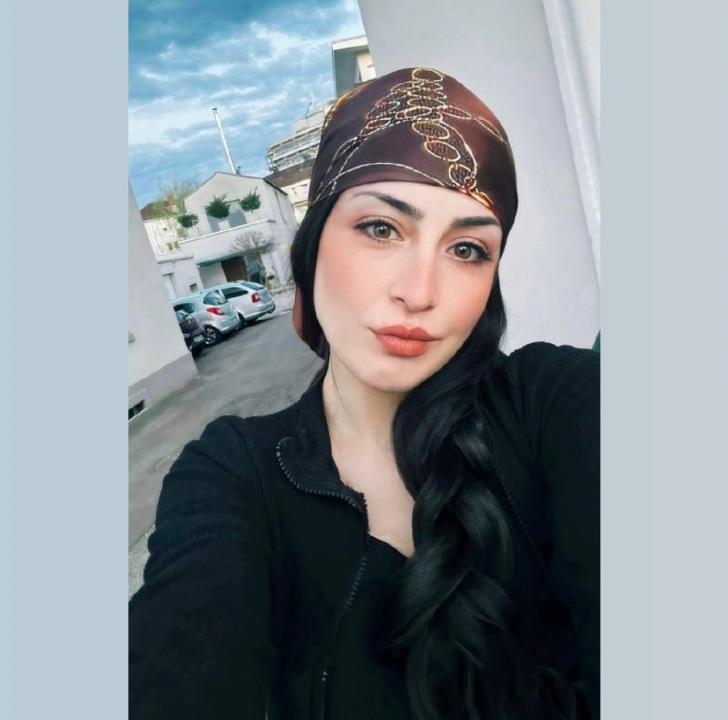 Webcam chat profile for Ellisol: Legs, feet & shoes