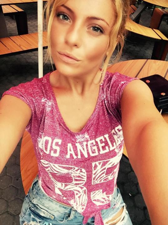 Webcam chat profile for SingleLady: Outfits