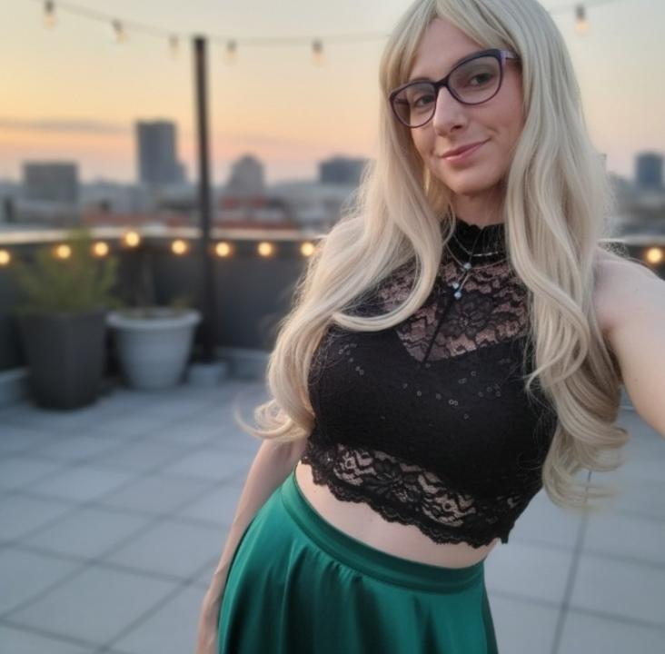 Webcam chat profile for LeilaMy: Kissing