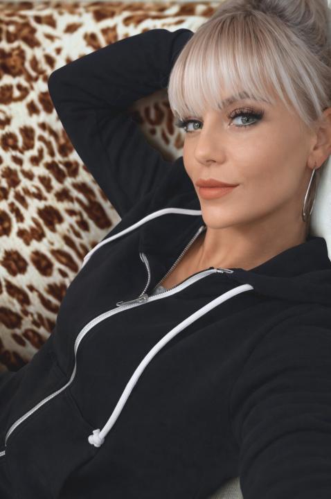 Webcam chat profile for SingleLady: Outfits