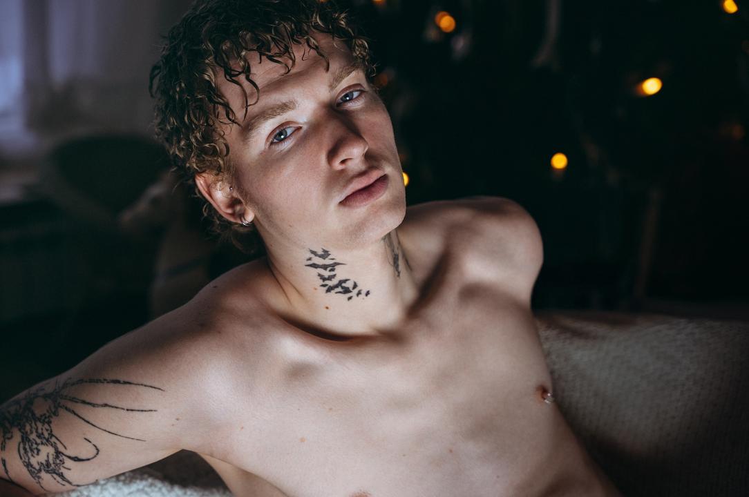 Webcam chat profile for TravisClass: Kissing