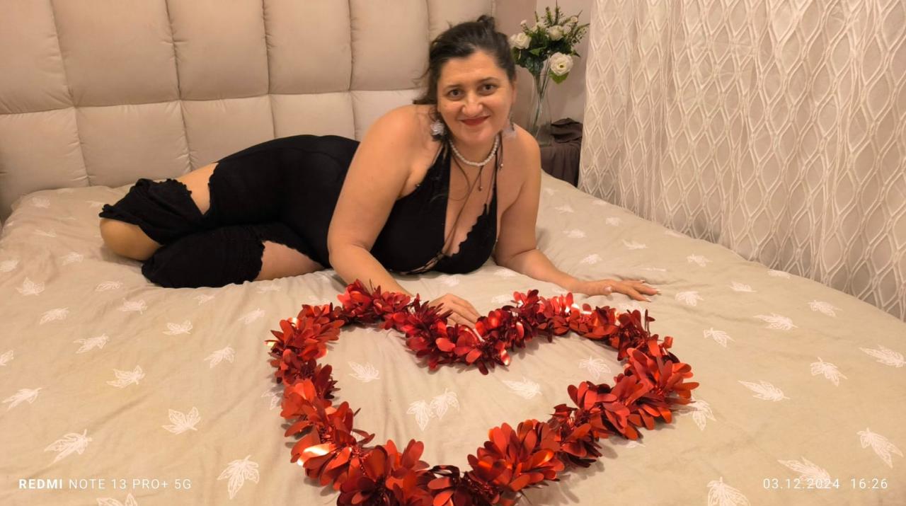 Webcam chat profile for SophiaBliss: Nipple play