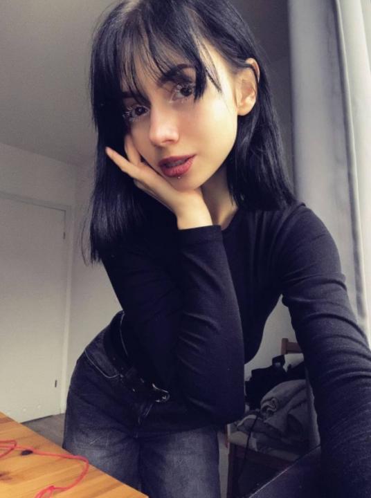 Webcam chat profile for SweeetLolly: Kissing