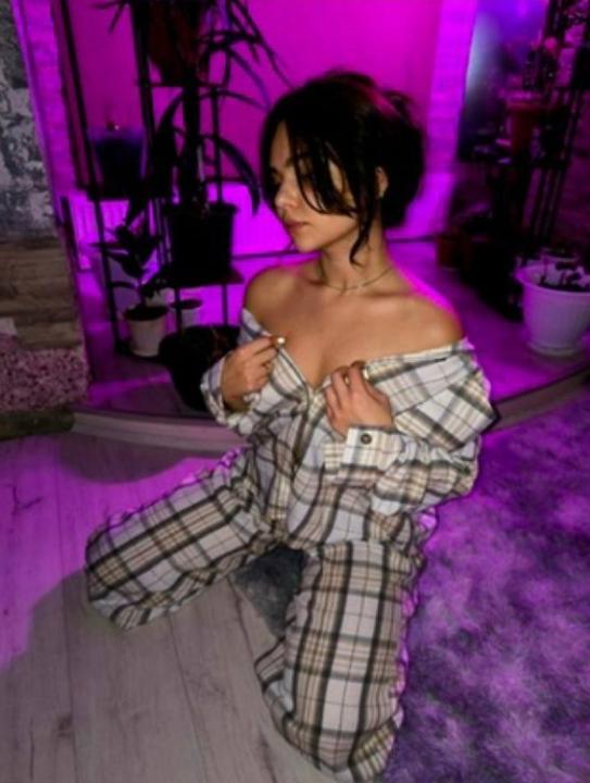 Webcam chat profile for HotQueen: Legs, feet & shoes