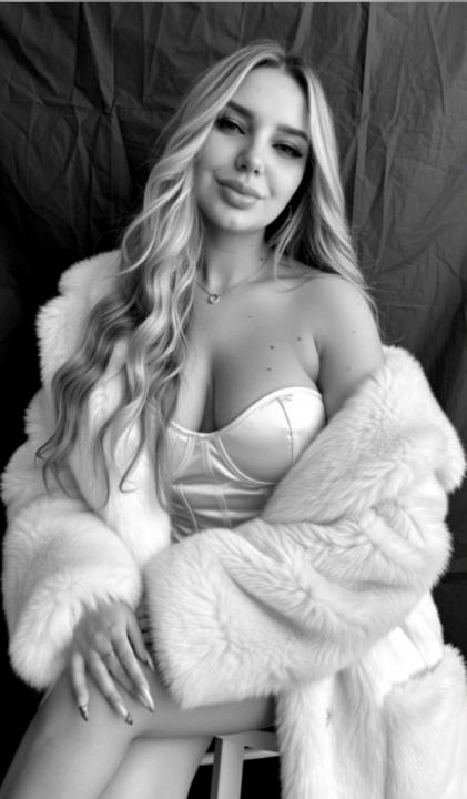 Webcam chat profile for XxxYourGoddessx: Leather