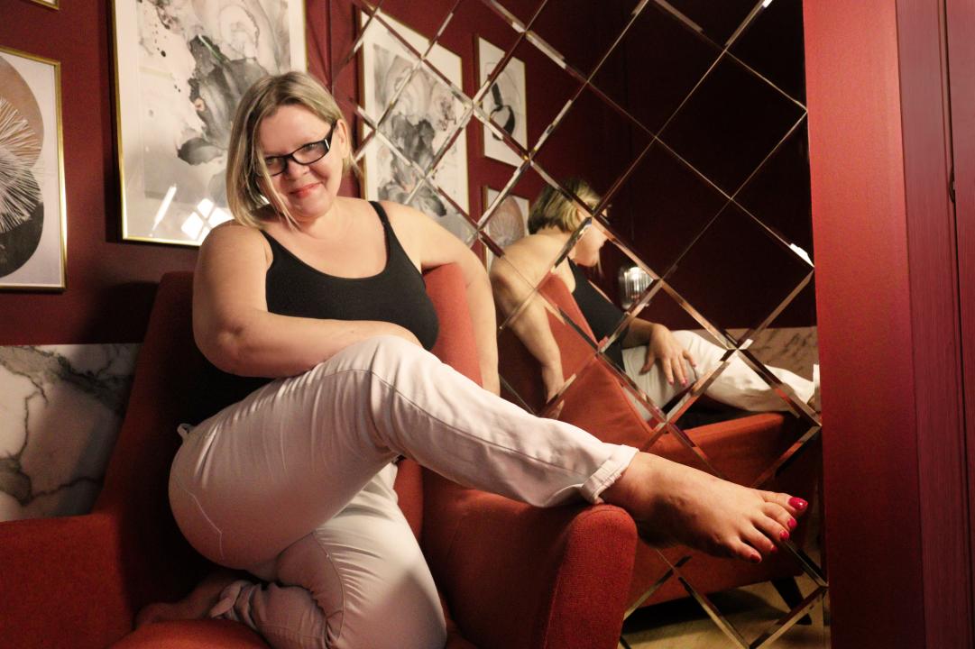 Webcam chat profile for ShannonShine: Kissing