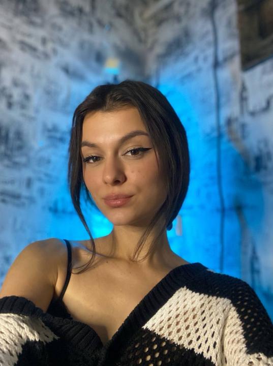 Webcam chat profile for KiraVibe: Ask about my Hobbies