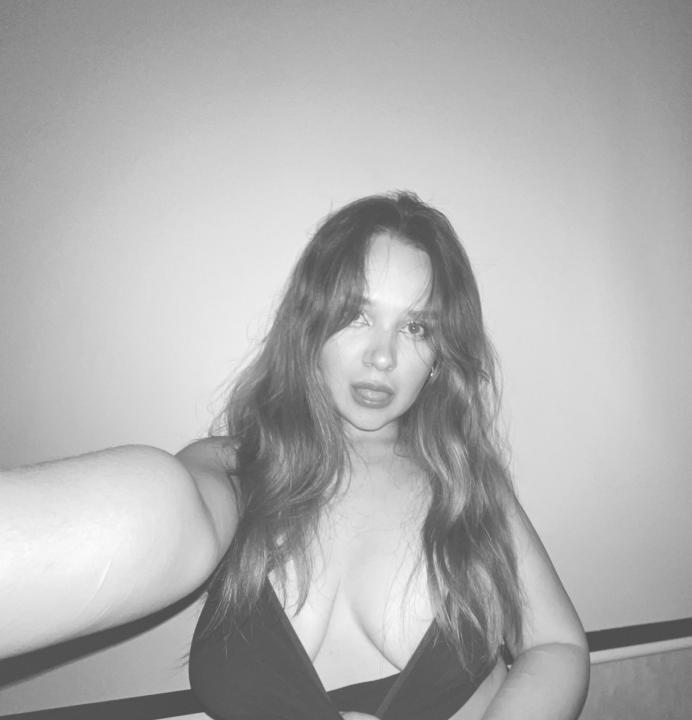 Webcam chat profile for Oliviya: Legs, feet & shoes