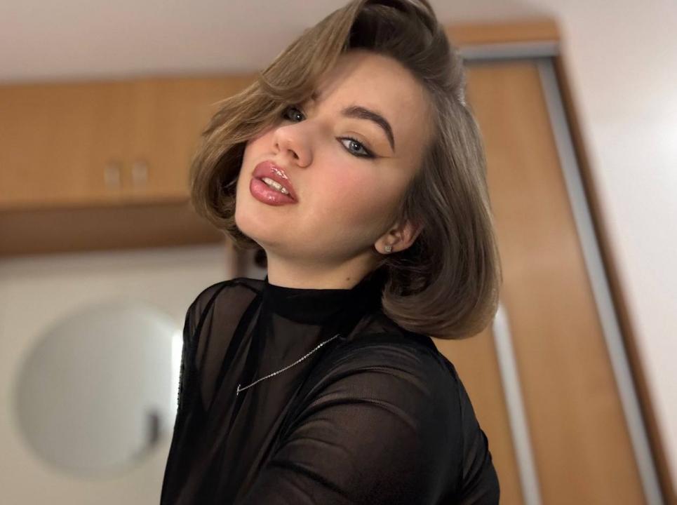 Webcam chat profile for VelvetLure: Outfits