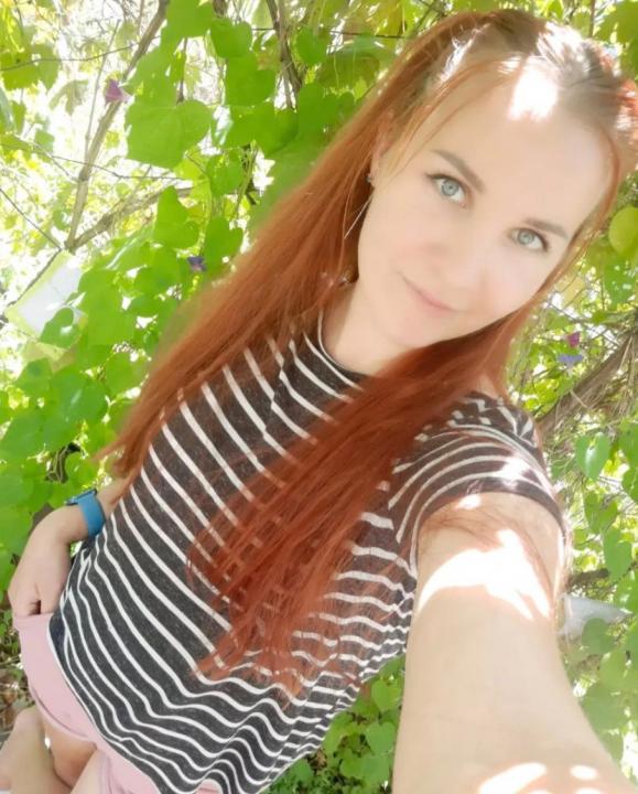 Webcam chat profile for F1lora: Ask about my Hobbies