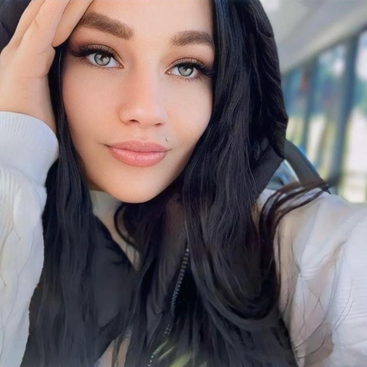 Webcam chat profile for MelodyGrace: Kissing