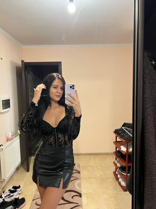 Webcam chat profile for ReddishFox: Legs, feet & shoes