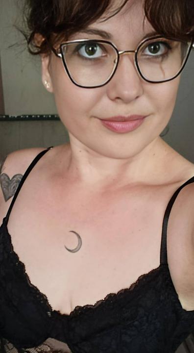 Webcam chat profile for KiraRays: Nails