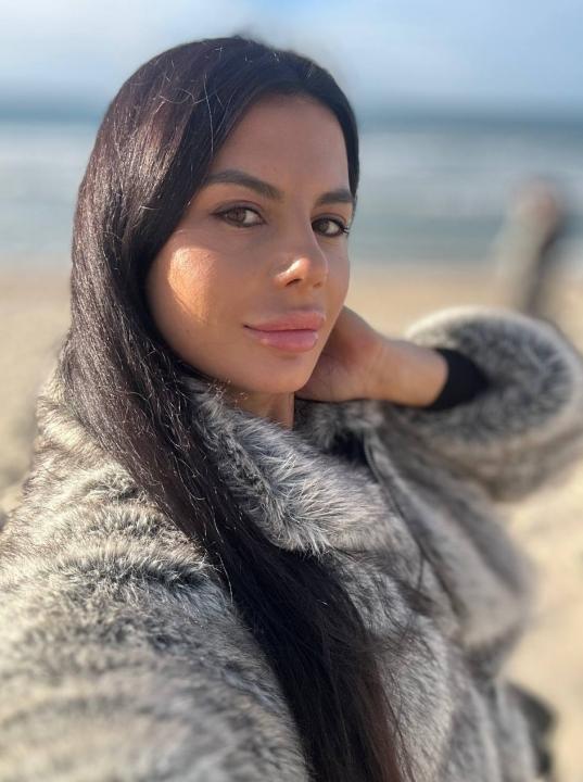 Webcam chat profile for Lyvona: Outfits