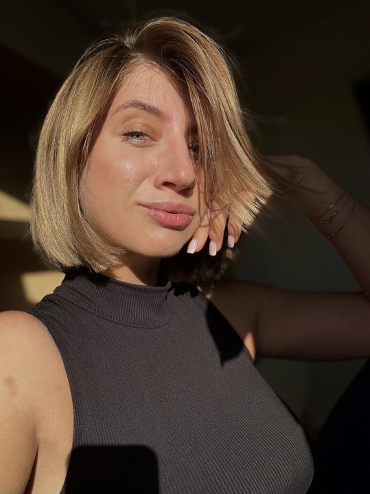 Webcam chat profile for Jolie: Smoking