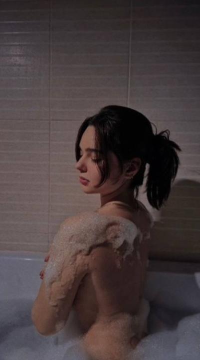 Webcam chat profile for HotQueen: Legs, feet & shoes