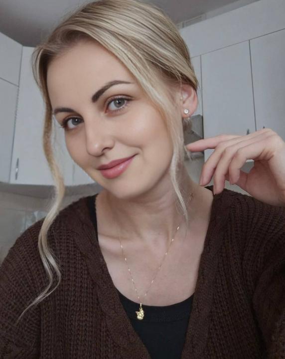 Webcam chat profile for WomanVi: Travel