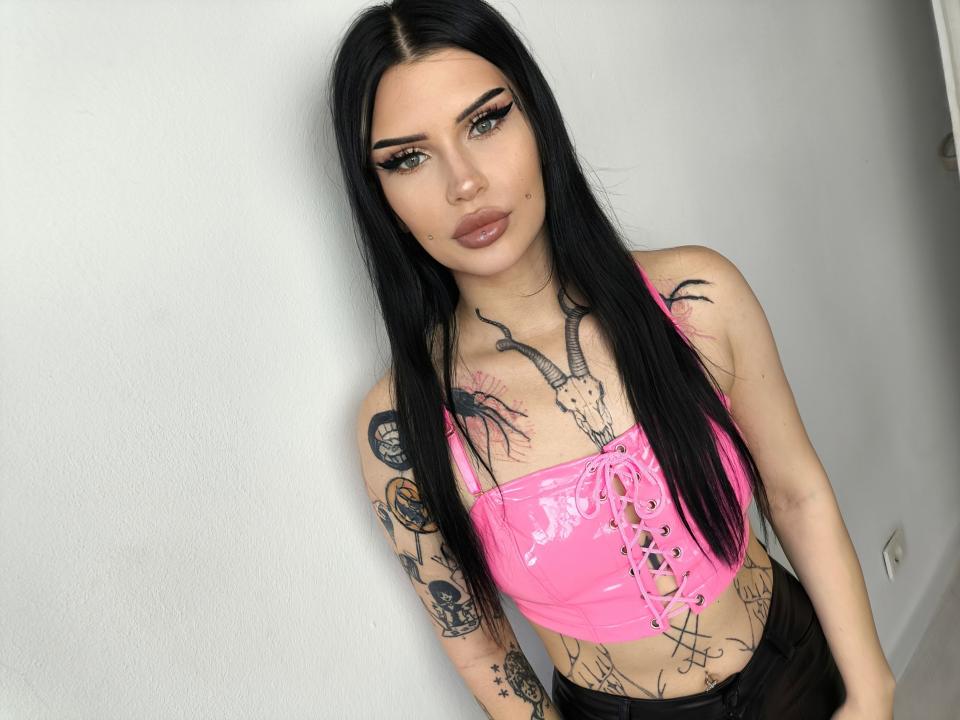 Webcam chat profile for VenomDoll: Leather