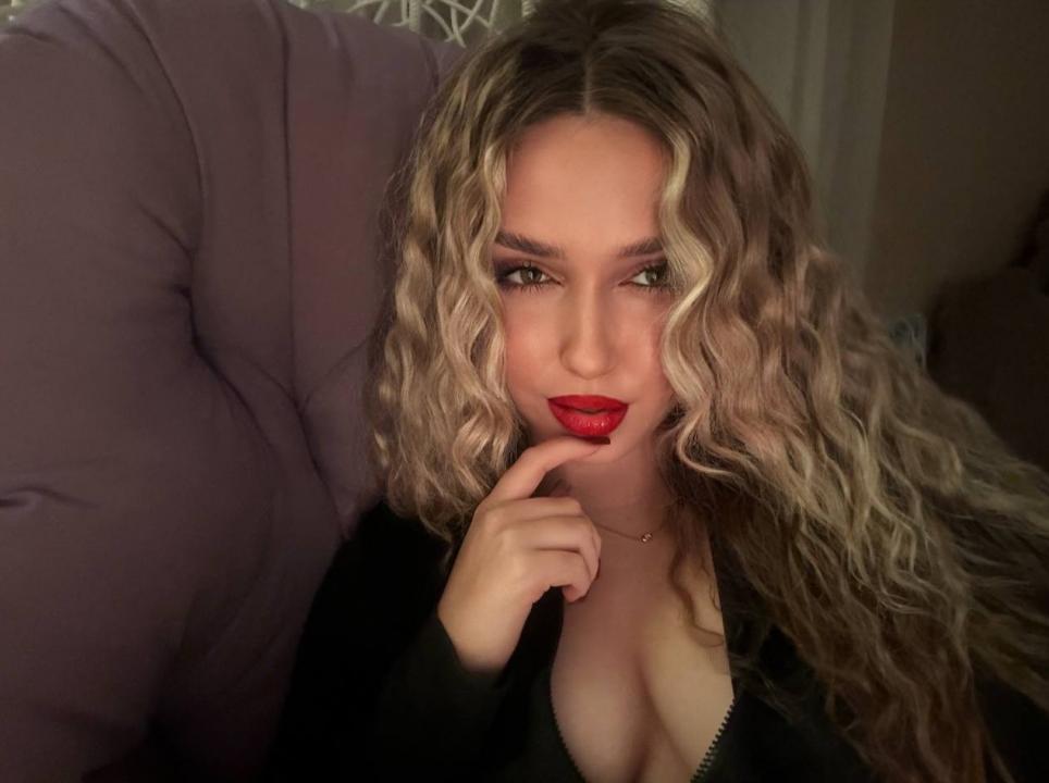 Webcam chat profile for Aritta: Ask about my Hobbies