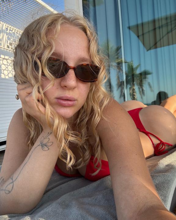 Webcam chat profile for SummerLine: Legs, feet & shoes