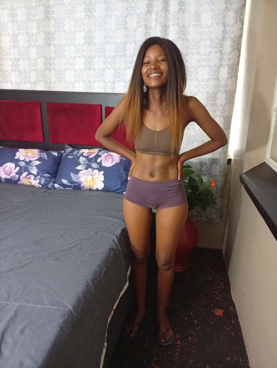 Webcam chat profile for EbonySexySlim: Kissing