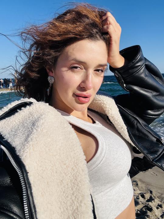 Webcam chat profile for SpicyCharm: Exhibition