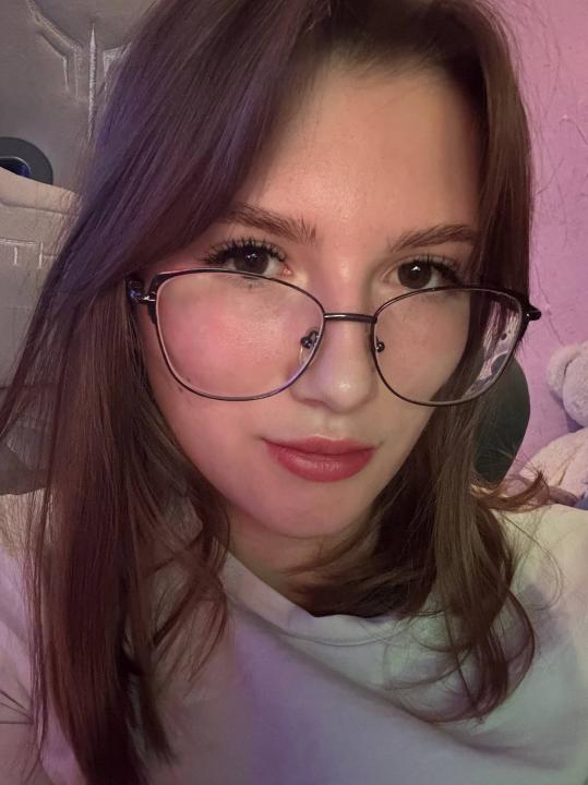 Webcam chat profile for EnchantingSiren: Ask about my Hobbies