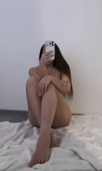 Webcam chat profile for SweetTi: Legs, feet & shoes