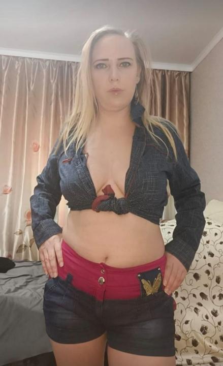 Webcam chat profile for JenniDeep: Nails