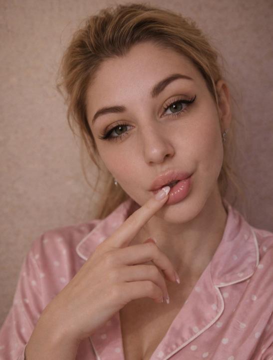 Webcam chat profile for Evablond: Outfits