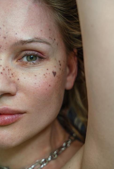 Webcam chat profile for HotRamona: Legs, feet & shoes