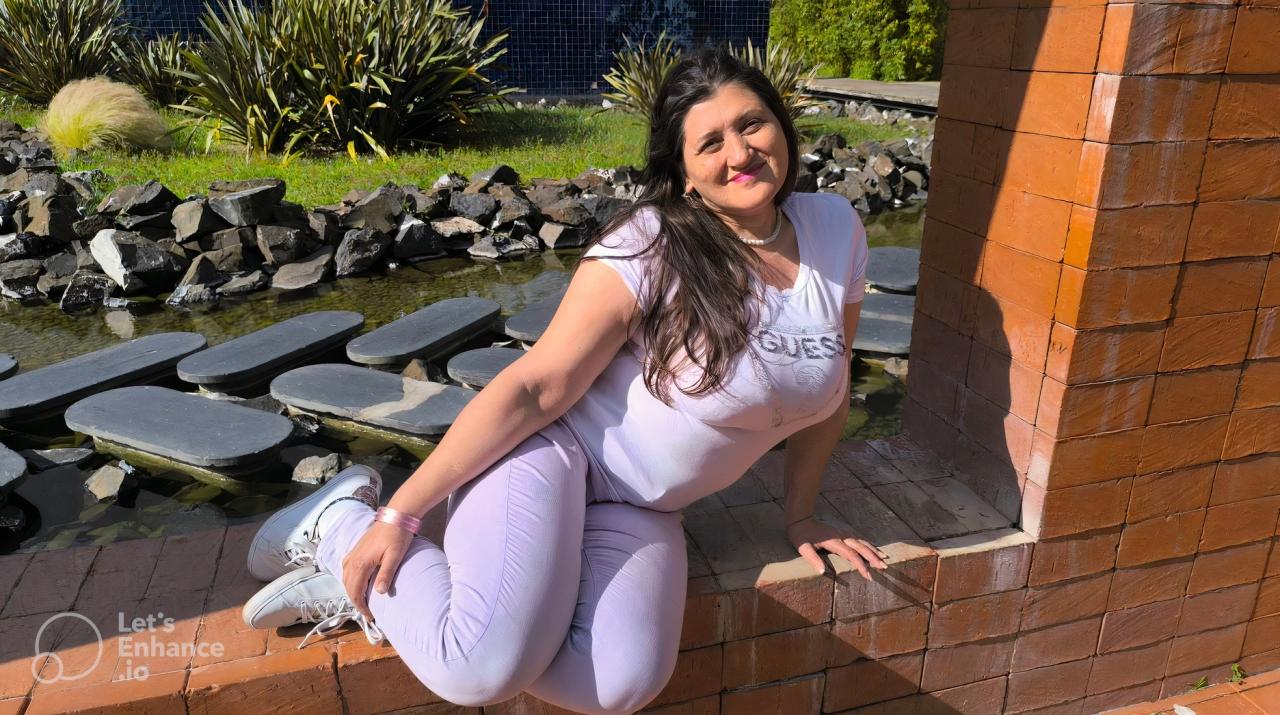 Webcam chat profile for SophiaBliss: Nipple play