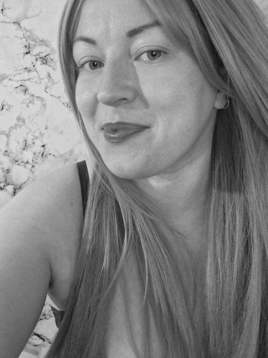 Webcam chat profile for sweetcandymmm: Piercings & tattoos