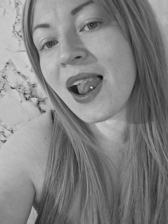 Webcam chat profile for sweetcandymmm: Piercings & tattoos