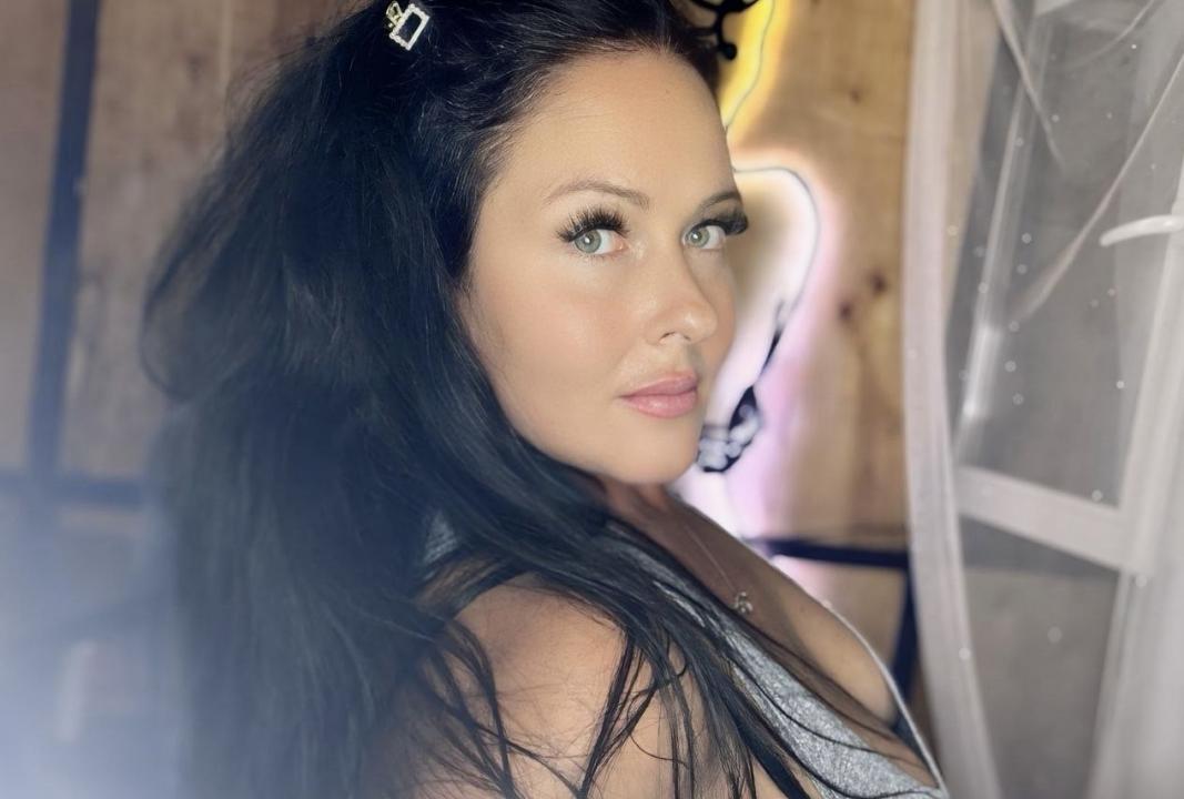 Webcam chat profile for Kira1Sun: Smoking