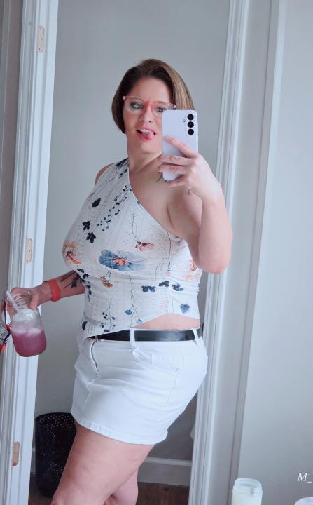 Webcam chat profile for PeachyGoddess: Kissing