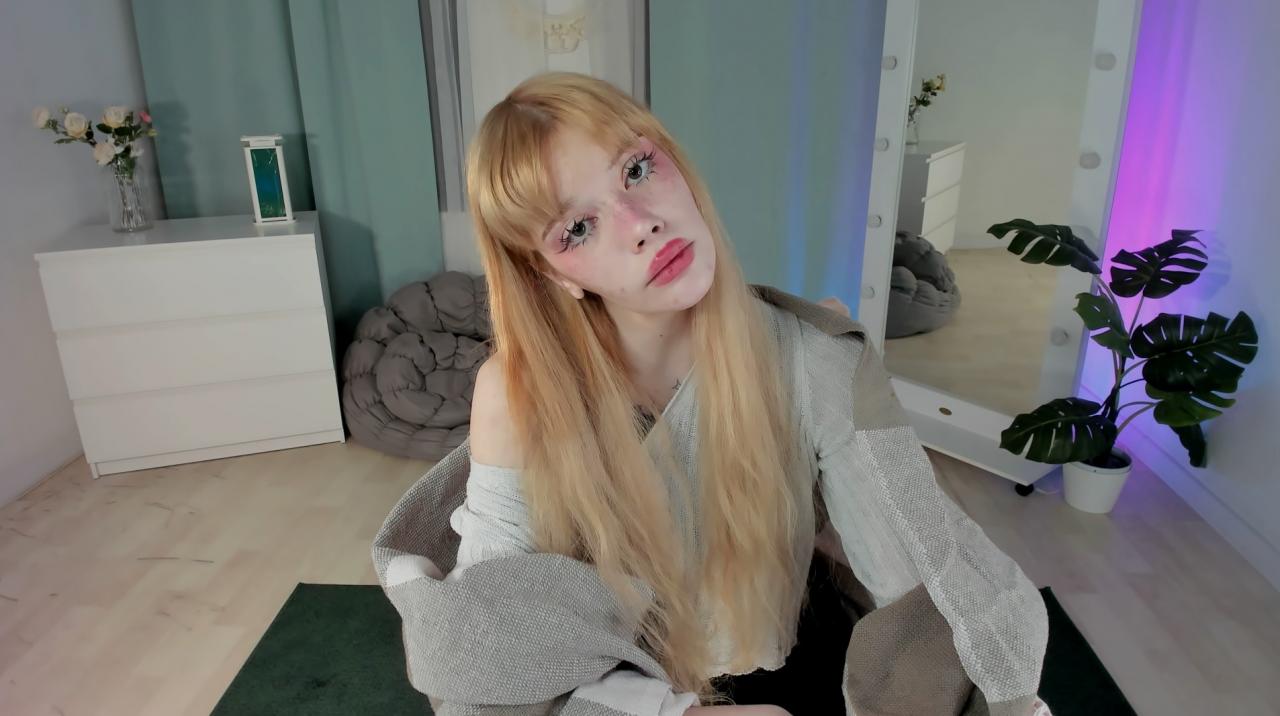 Webcam chat profile for SweetMell: Leather