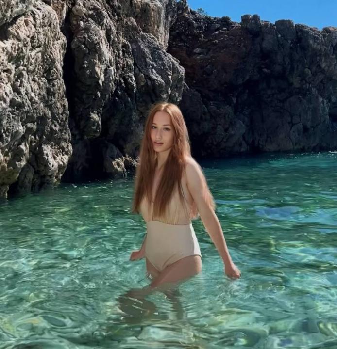 Webcam chat profile for DivineFlirt: Outfits